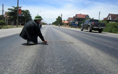 Mổ xẻ nguyên nhân quốc lộ đầy 'ổ trâu' 1 Mổ xẻ nguyên nhân quốc lộ đầy 'ổ trâu' 1