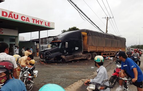 Container văng 2 bánh, lao vào cây xăng 1 Container văng 2 bánh, lao vào cây xăng 1
