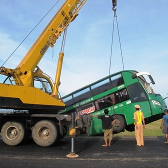 Lật xe giường nằm chở 20 khách đang ngủ 2