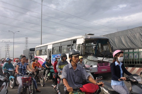 Tông xe liên hoàn, hàng chục công nhân thoát nạn 3 Tông xe liên hoàn, hàng chục công nhân thoát nạn 3