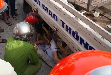 Bị thu đồ, cụ ông chui xuống nằm dưới gầm xe CSGT 3