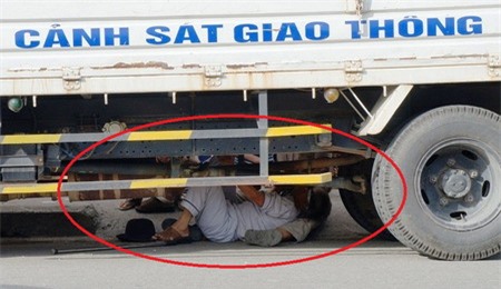Bị thu đồ, cụ ông chui xuống nằm dưới gầm xe CSGT 1