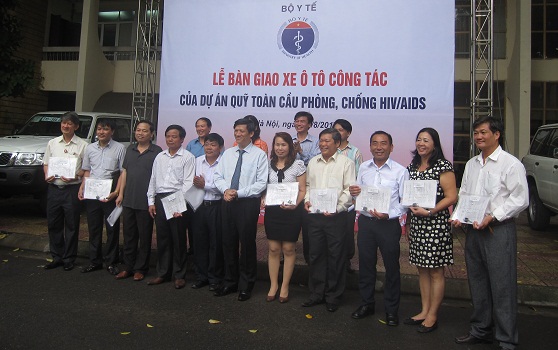 Bàn giao xe ô tô của Quỹ toàn cầu phòng, chống HIV/AIDS cho các tỉnh, thành phố 1