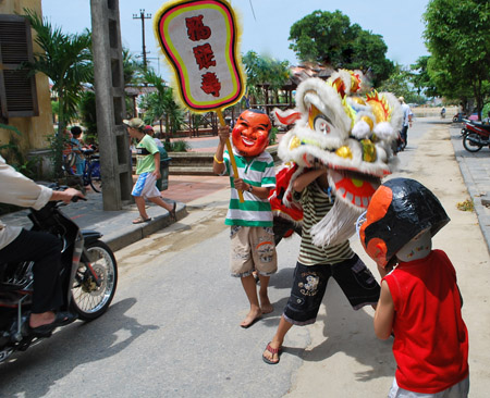 Trẻ em vui chơi dịp Trung thu: Nhiều tai nạn rình rập 1