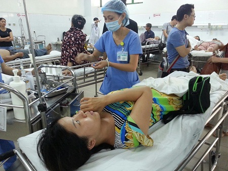 5 du khách bị ngộ độc do ăn cơm gà 1