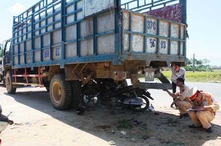 Lao vào xe đang đỗ, cha tử vong, con nguy kịch 1