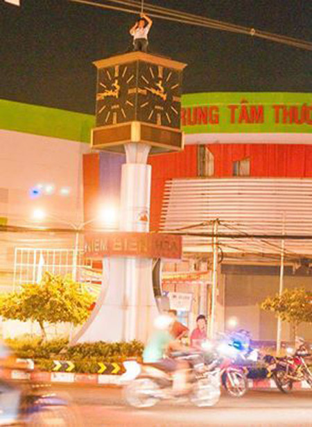 Thanh niên trèo lên tháp đồng hồ giữa giao lộ tự tử 1 Thanh niên trèo lên tháp đồng hồ giữa giao lộ tự tử 1