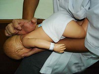 Làm gì khi trẻ bị sặc?
