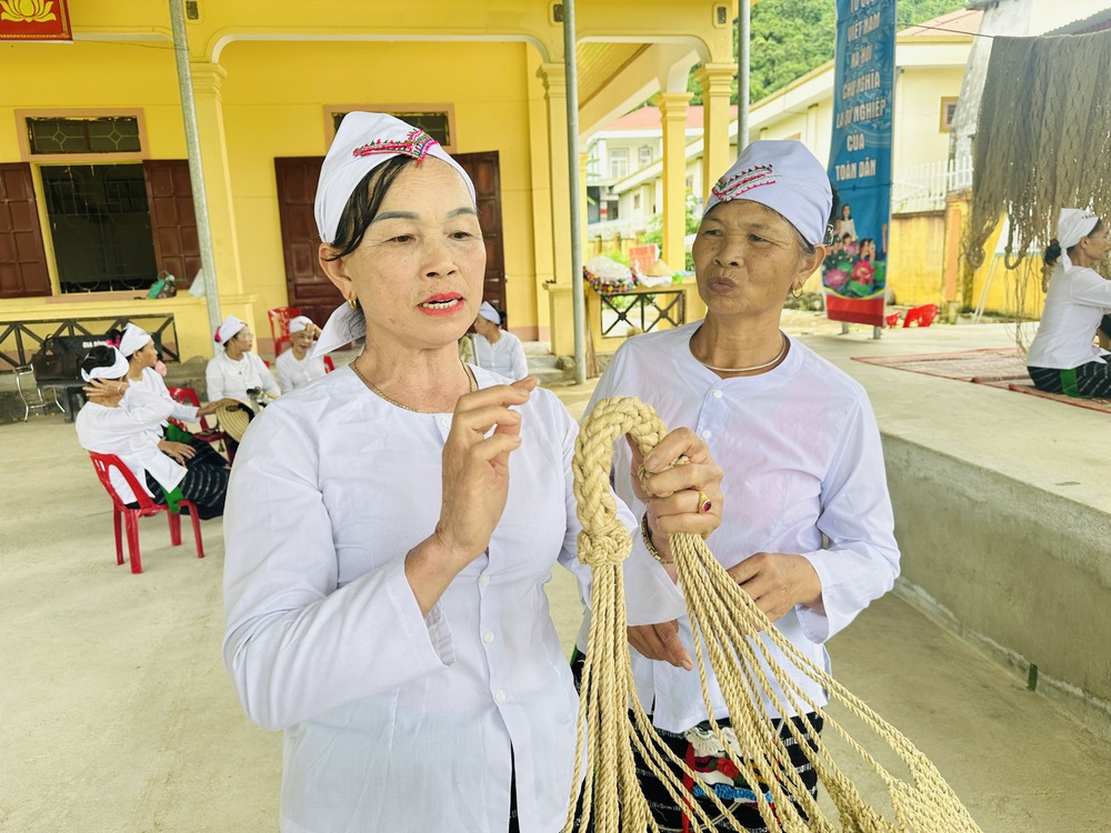 Xúc động câu chuyện các chị, các mẹ dân tộc Thổ phục dựng cánh võng Làng Sen- Ảnh 5.