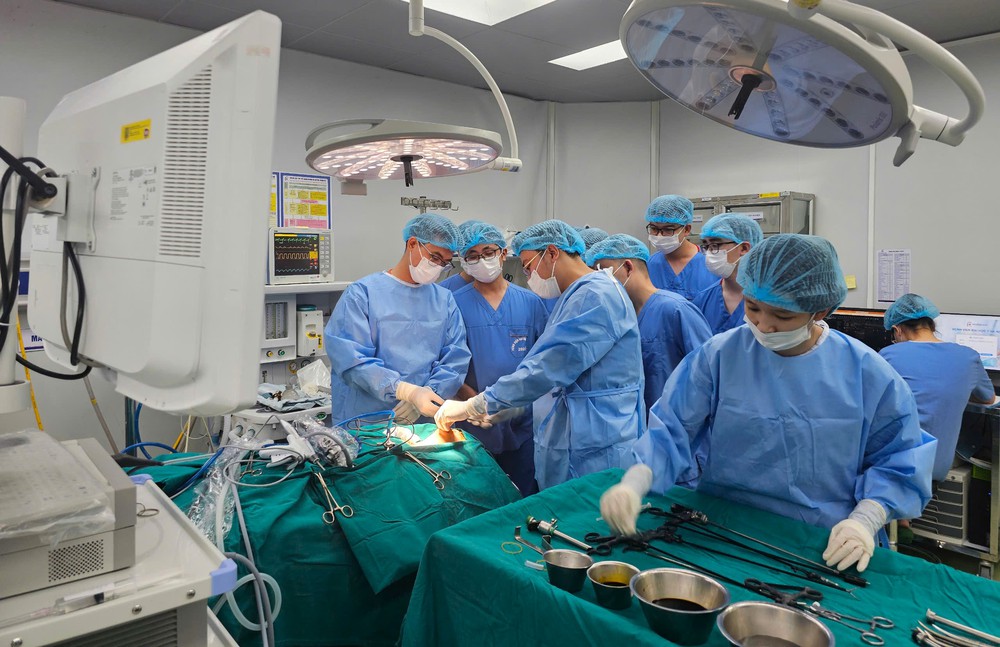 Giữa bàn mổ và bục giảng – sứ mệnh kép của người thầy khoác áo blouse- Ảnh 8.