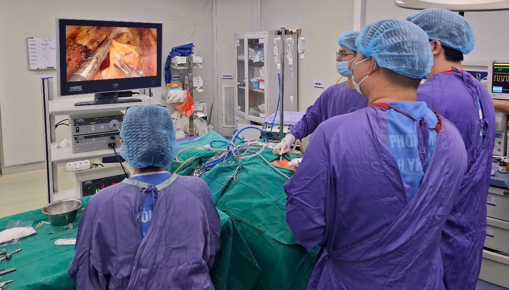 Giữa bàn mổ và bục giảng – sứ mệnh kép của người thầy khoác áo blouse- Ảnh 9.