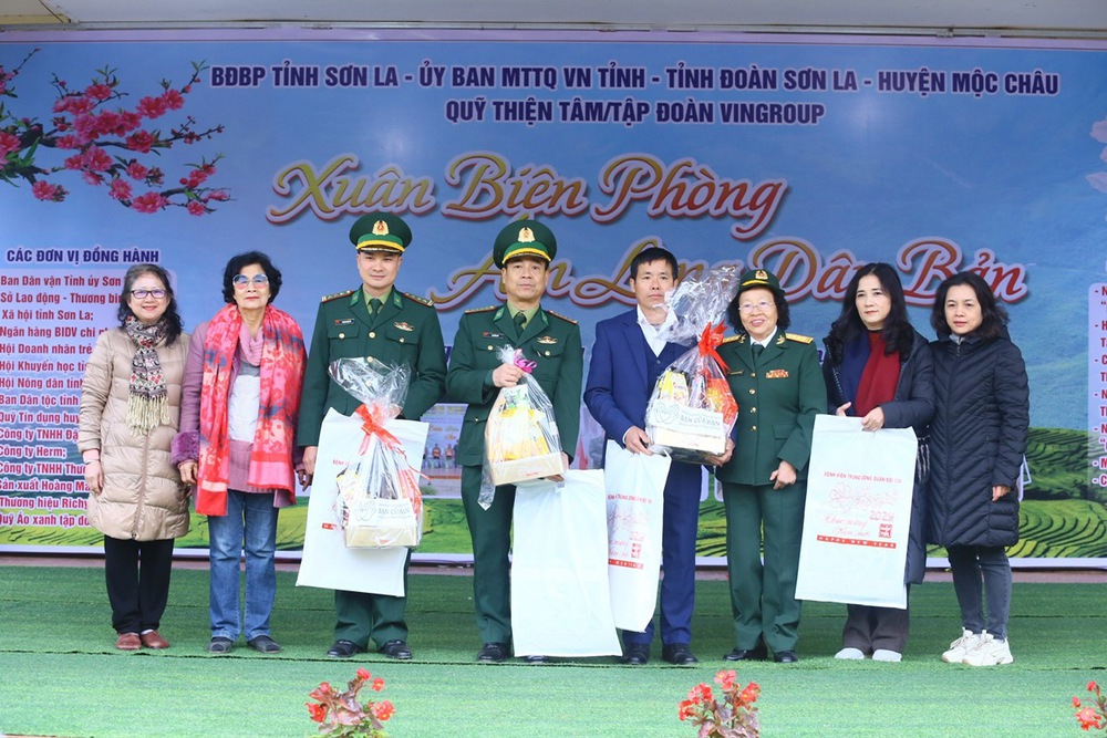 ‘Bông hồng thép’ Nguyễn Kim Nữ Hiếu: Từ chiến trường khói lửa đến hành trình gieo mầm hy vọng nơi biên cương- Ảnh 13. ‘Bông hồng thép’ Nguyễn Kim Nữ Hiếu: Từ chiến trường khói lửa đến hành trình gieo mầm hy vọng nơi biên cương- Ảnh 13.