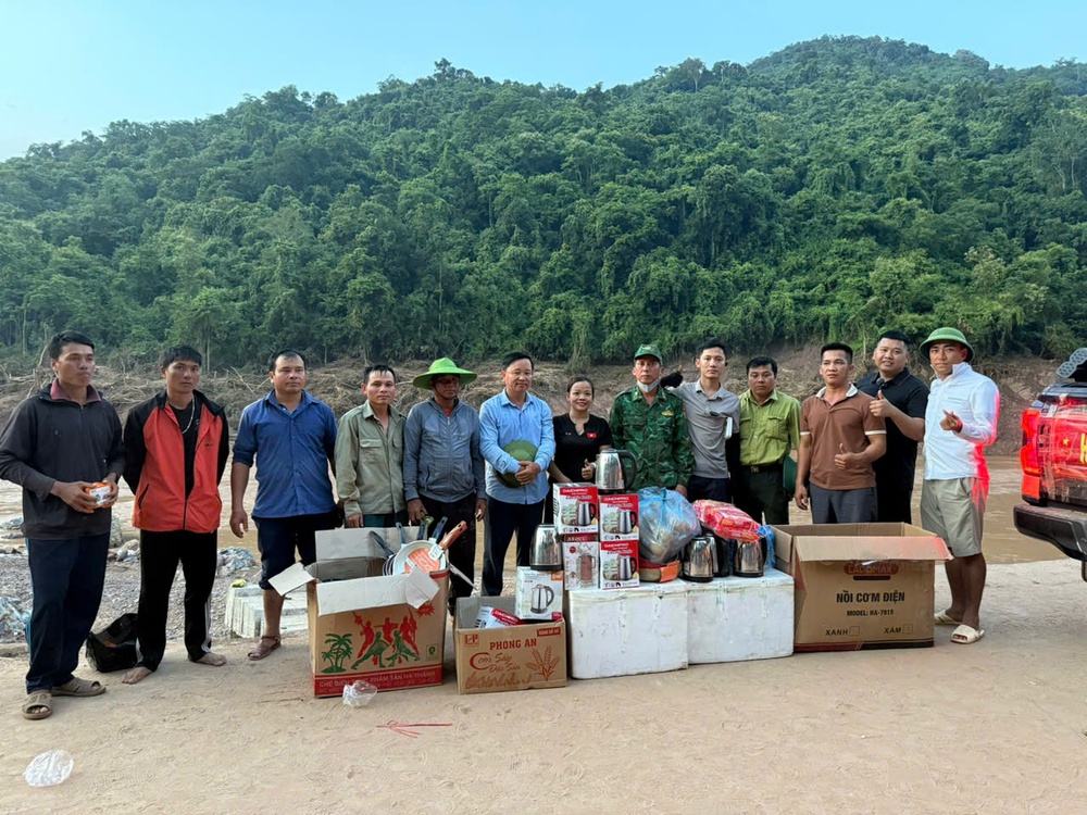 Cán bộ xã gùi mì vượt lũ, lấy thân mình làm 'phao cứu sinh' cho dân bản- Ảnh 4. Cán bộ xã gùi mì vượt lũ, lấy thân mình làm 'phao cứu sinh' cho dân bản- Ảnh 4.