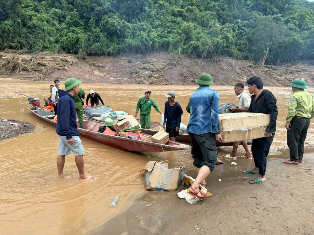 Cán bộ xã gùi mì vượt lũ, lấy thân mình làm 'phao cứu sinh' cho dân bản- Ảnh 5. Cán bộ xã gùi mì vượt lũ, lấy thân mình làm 'phao cứu sinh' cho dân bản- Ảnh 5.