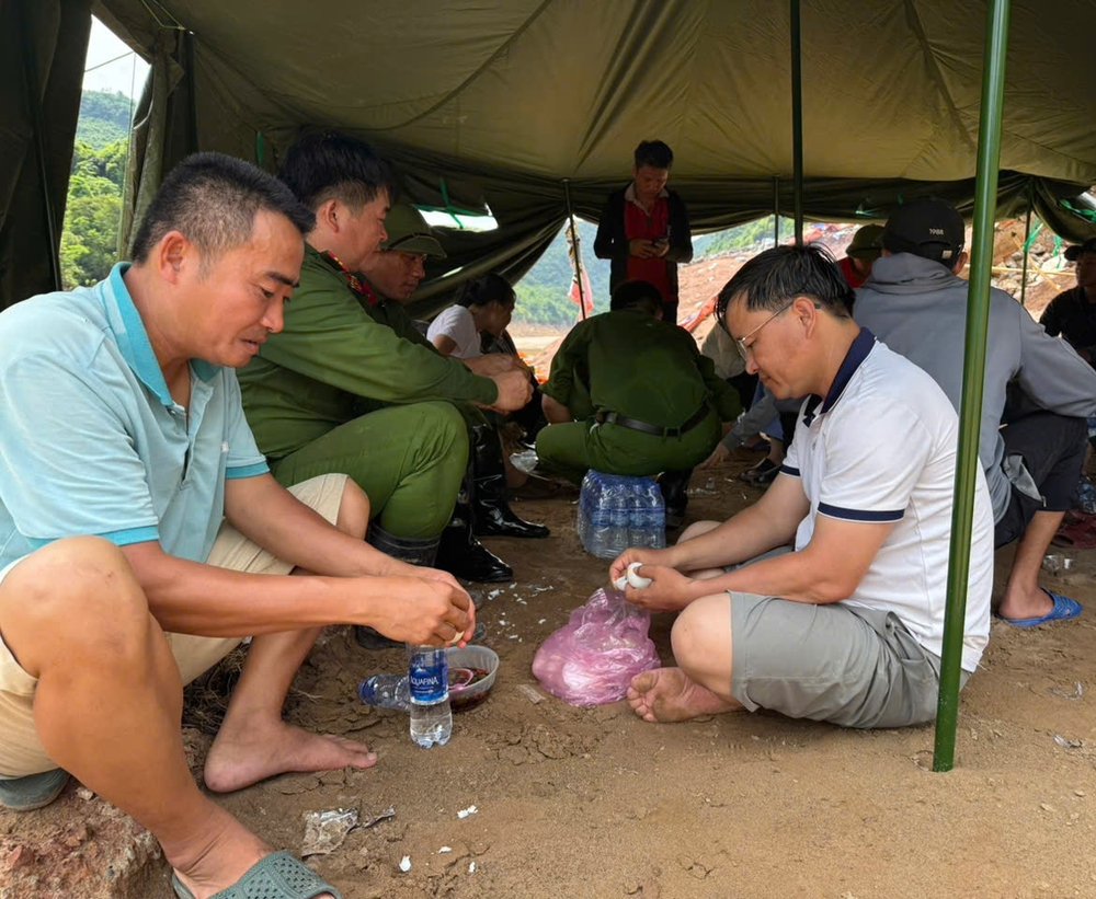 Cán bộ xã gùi mì vượt lũ, lấy thân mình làm 'phao cứu sinh' cho dân bản- Ảnh 3. Cán bộ xã gùi mì vượt lũ, lấy thân mình làm 'phao cứu sinh' cho dân bản- Ảnh 3.