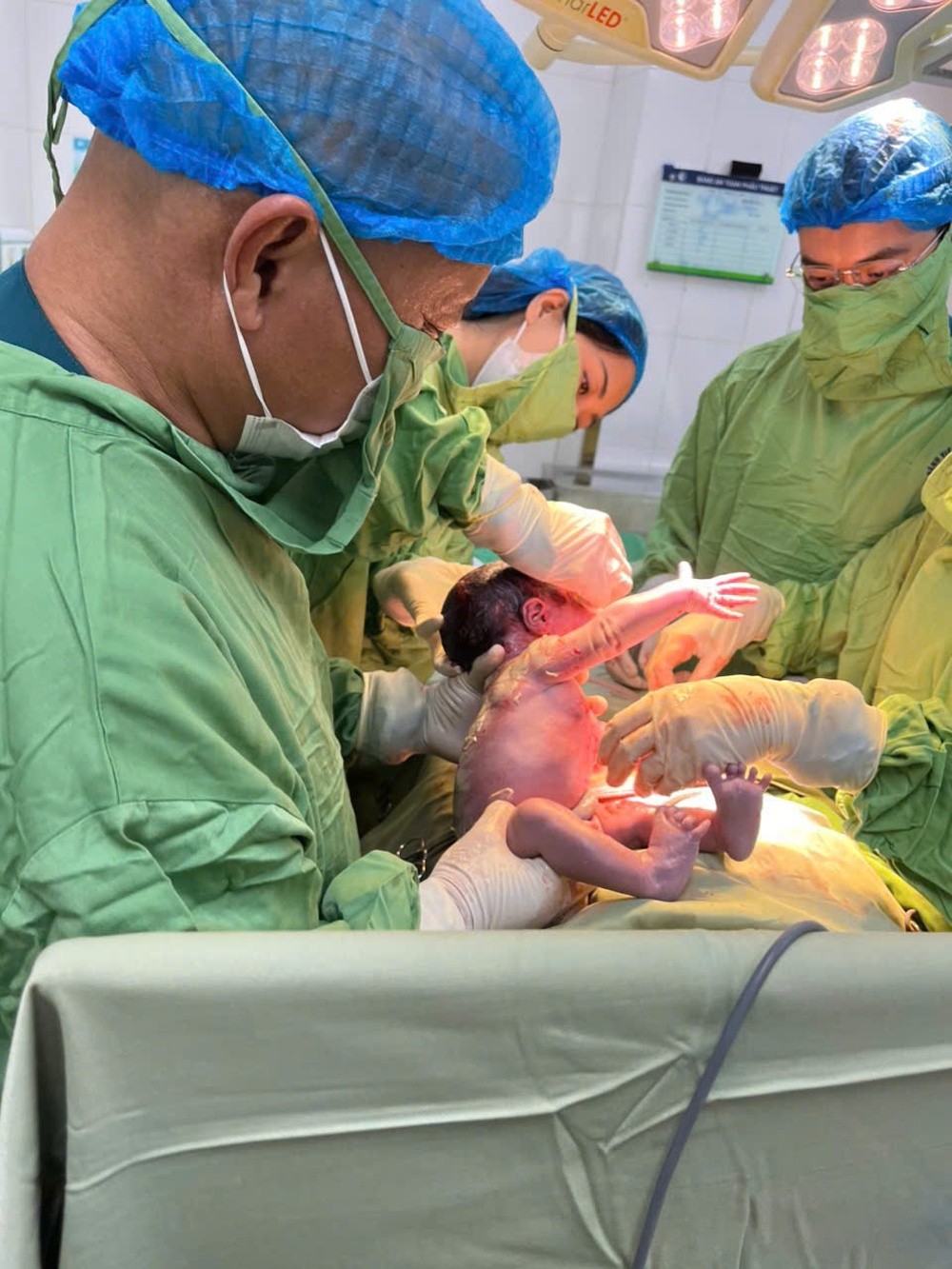 'Ông đỡ của những sản phụ H' hạnh phúc mỗi lần mặc áo mưa- Ảnh 14. 'Ông đỡ của những sản phụ H' hạnh phúc mỗi lần mặc áo mưa- Ảnh 14.