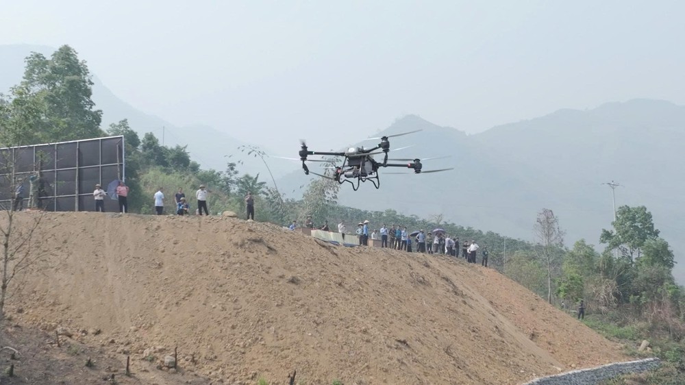 UAV gùi cà phê, phun thuốc trừ sâu, vận chuyển thuốc giữa núi rừng Điện Biên - Ảnh 14.
