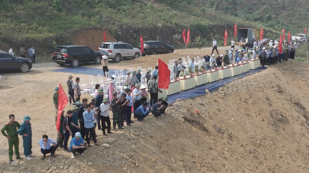 UAV gùi cà phê, phun thuốc trừ sâu, vận chuyển thuốc giữa núi rừng Điện Biên - Ảnh 9.