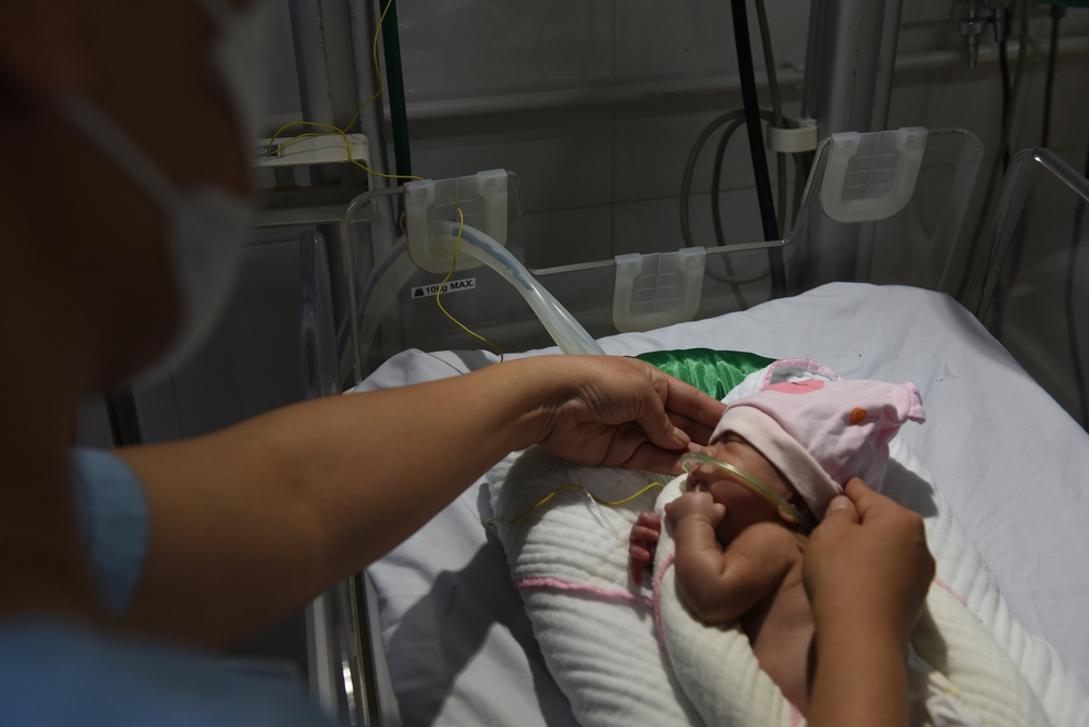 Những 'bộ cảm biến' bằng da thịt che chở nhịp thở mong manh cho thiên thần nhỏ- Ảnh 9.