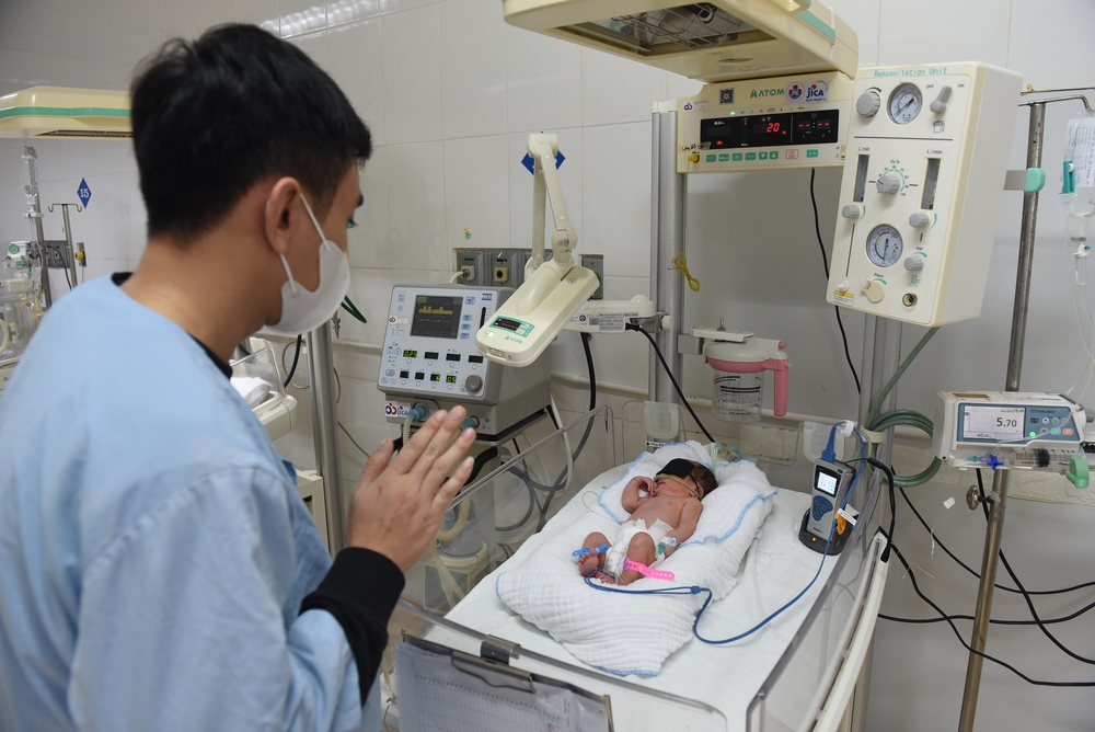 Những 'bộ cảm biến' bằng da thịt che chở nhịp thở mong manh cho thiên thần nhỏ- Ảnh 10.