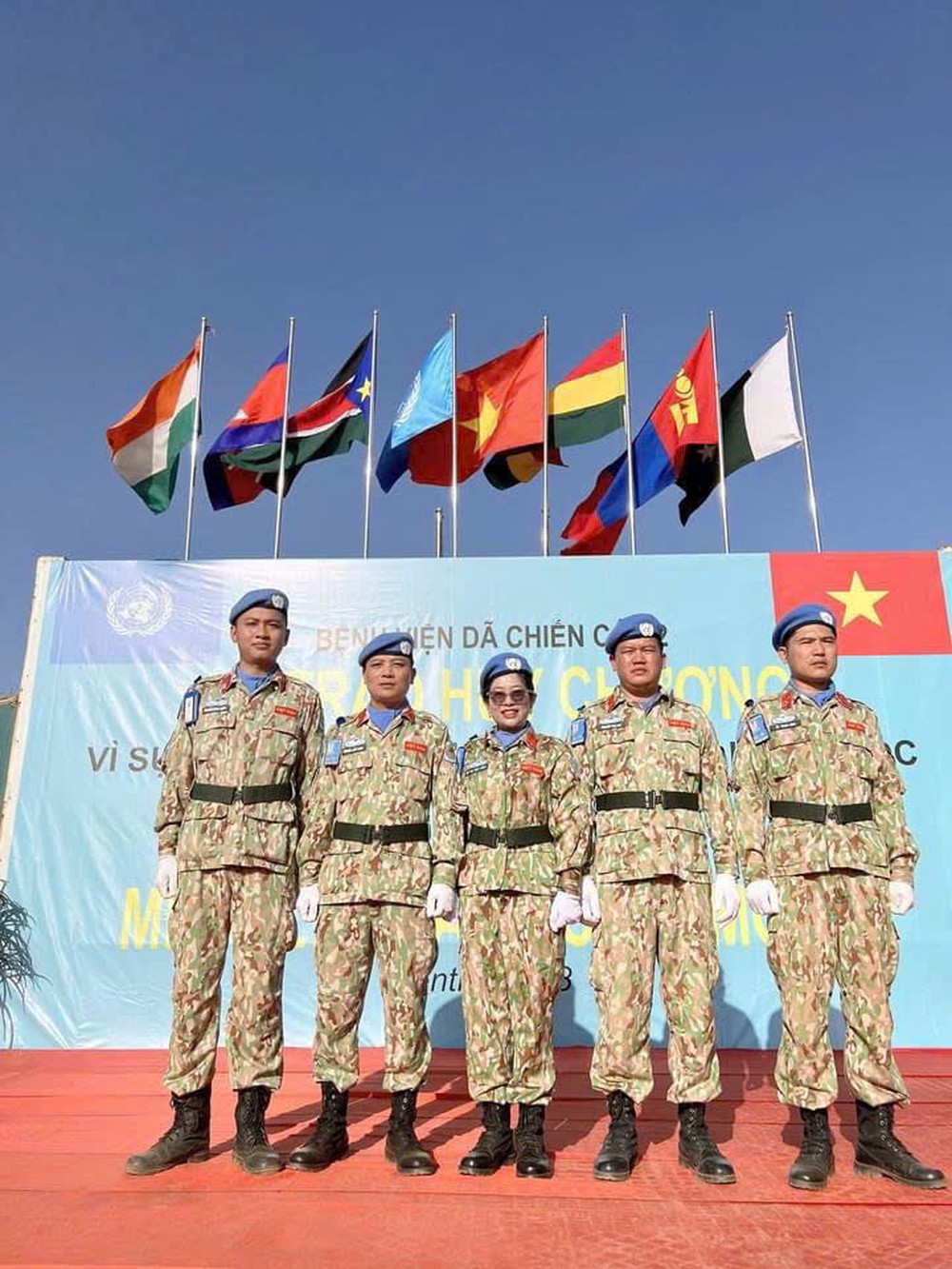 Bóng hồng blouse trắng và mũ nồi xanh ở Nam Sudan- Ảnh 15.