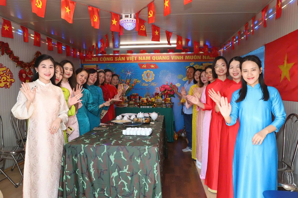 Bóng hồng blouse trắng và mũ nồi xanh ở Nam Sudan- Ảnh 3.