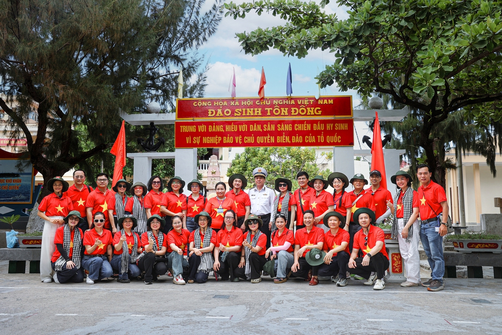 Thứ trưởng Trần Văn Thuấn: 'Chuyến công tác Trường Sa giúp tôi thấu hiểu sâu sắc hơn trách nhiệm của ngành y tế'- Ảnh 7.