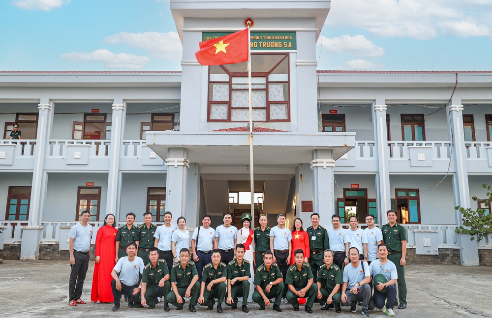 Thứ trưởng Trần Văn Thuấn: 'Chuyến công tác Trường Sa giúp tôi thấu hiểu sâu sắc hơn trách nhiệm của ngành y tế'- Ảnh 8.