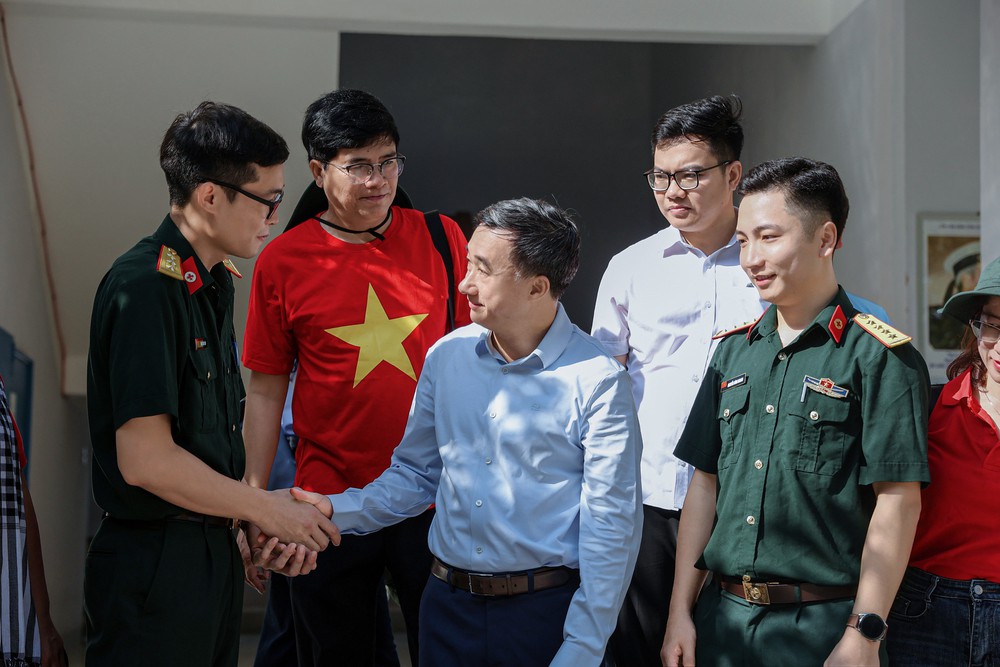 Thứ trưởng Trần Văn Thuấn: 'Chuyến công tác Trường Sa giúp tôi thấu hiểu sâu sắc hơn trách nhiệm của ngành y tế'- Ảnh 10.