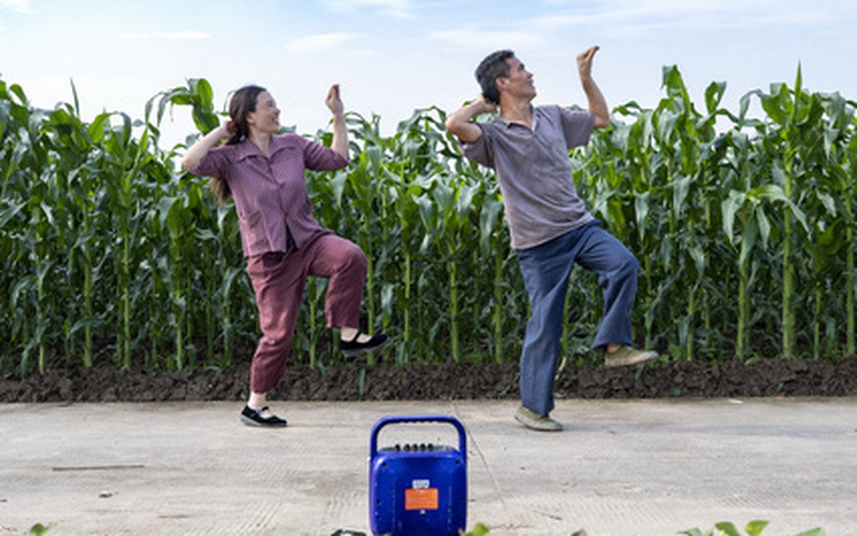 Vợ chồng nông dân nhảy điệu shuffle đang gây sốt mạng xã hội