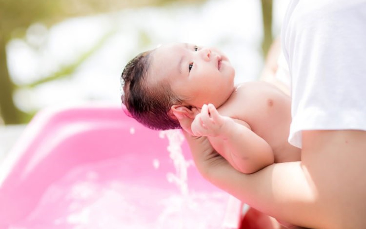 3 bước để tắm cho trẻ sơ sinh đúng cách