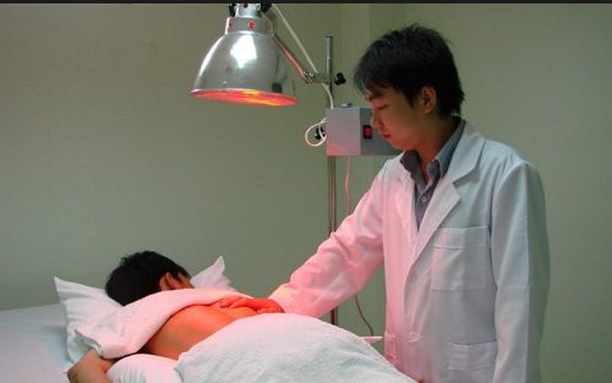 Sử dụng đèn hồng ngoại chữa bệnh cơ xương khớp thế nào?