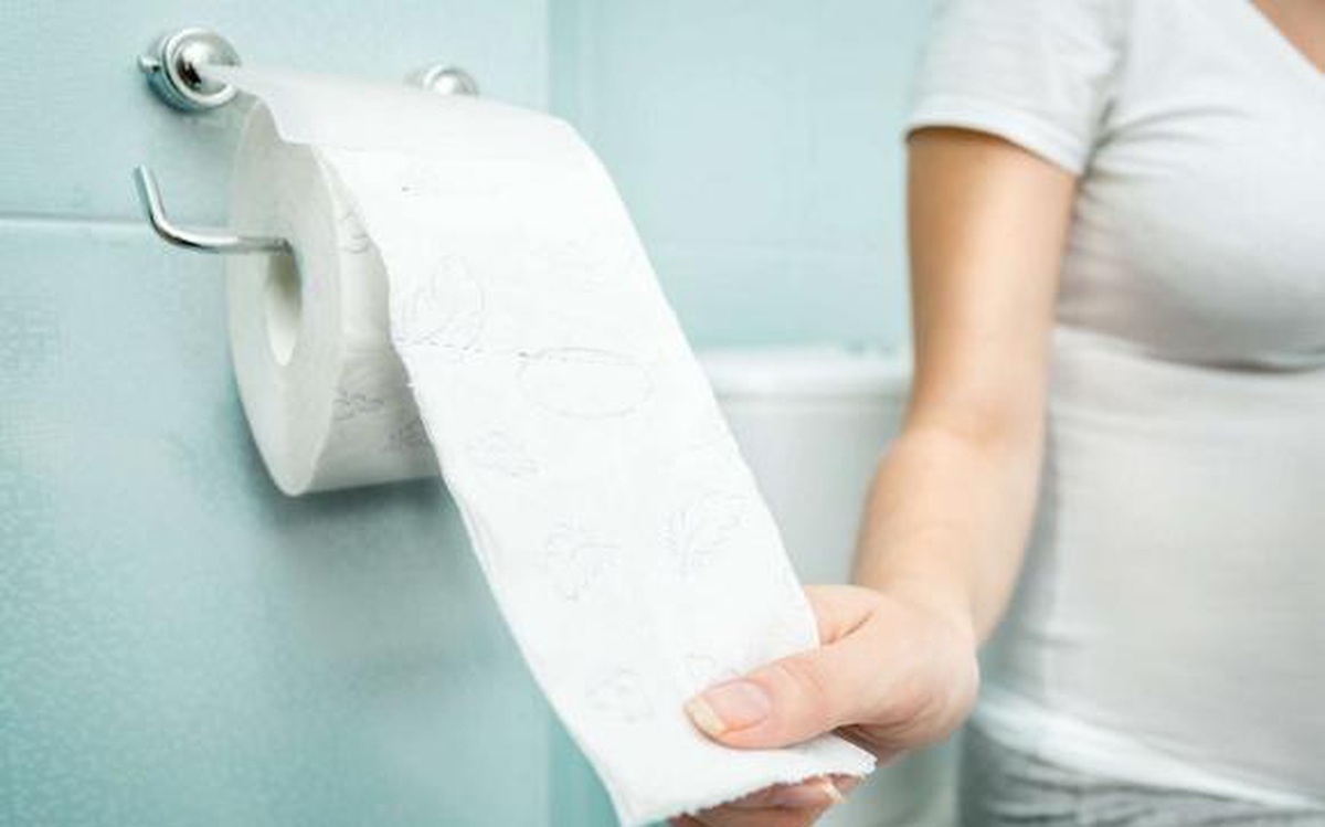 Để không mắc phải thói quen sai lầm khi vệ sinh vùng kín nên sử dụng giấy vệ sinh