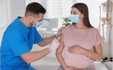 4 điều cần biết cho phụ nữ mang thai tiêm vaccine COVID-19