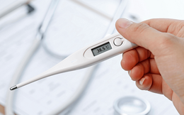 Sốt sau tiêm vaccine phòng COVID-19: Những lưu ý từ chuyên gia
