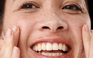 Tẩy da chết cho da khô có giúp da mịn màng hơn không?