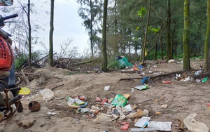 Ngán ngẩm cảnh du khách xả rác bừa bãi trên bãi biển cực đẹp ở Ninh Bình