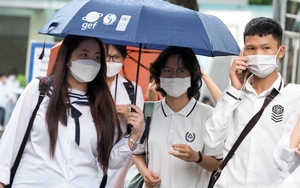 Thí sinh đội mưa đi thi Toán, đề khó để có điểm tuyệt đối