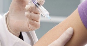 Chuyên gia khuyến cáo 5 loại vaccine phụ nữ nên tiêm