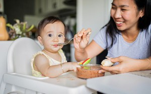 Thời điểm phù hợp nhất nên cho trẻ ăn dặm