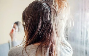 Nắng nóng khiến tóc nhanh bết và có mùi, khắc phục thế nào?- Ảnh 2. Tóc dầu có nên gội đầu hàng ngày không?