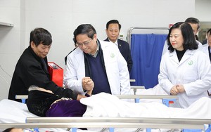 Thủ tướng thăm, động viên y bác sĩ trực Tết và bệnh nhân tại 2 bệnh viện đầu ngành