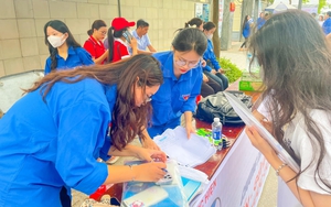 Áo xanh tình nguyện đồng hành cùng sĩ tử 'vượt vũ môn'