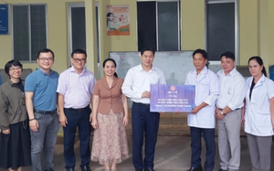 Thứ trưởng Thường trực Bộ Y tế Vũ Mạnh Hà thăm, tặng thiết bị y tế cho tuyến cơ sở tại Đồng Nai