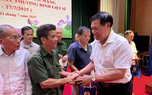 Bộ Y tế và Công đoàn Y tế Việt Nam tri ân, trao tặng 953 suất quà đến các gia đình người có công ở Hưng Yên