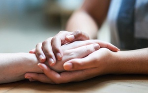 Vì sao cần hỗ trợ tâm lý cho người nhiễm HIV?