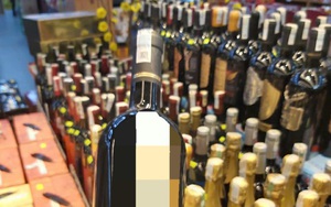 Rượu Tết tràn ngập thị trường, làm gì để không mua phải rượu giả?