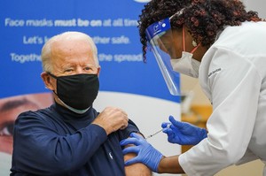 Tổng thống đắc cử Mỹ Joe Biden tiêm vắc xin phòng COVID-19