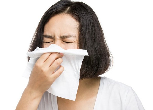 Những triệu chứng điển hình của cúm là: mệt mỏi, đau nhức người, đau nhức đầu, hắt hơi, sổ mũi và sốt.