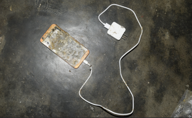 Nghệ An: Điện thoại phát nổ khi học trực tuyến, một học sinh lớp 5 tử vong   - Ảnh 1.